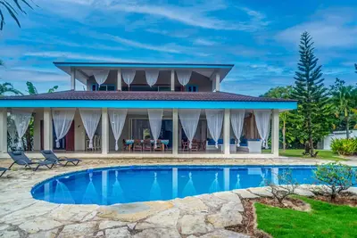 Image de Villa Spacieuse-3 Ch-3. 5 Sdb-Piscine Privée-Jardin- Bbq–Proche plages et centre.