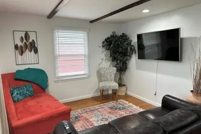 Cozy 3 bdr house walking distance to Lemoyne. Near Su, hospitals  & downtown