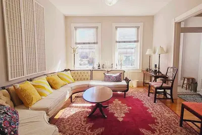 Image de A historic row house in the heart of Old Town Alexandria with parking included