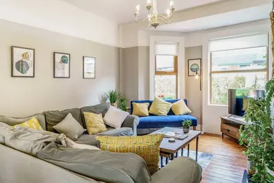 Image de Pass the Keys | 4 Bedrooms | Cafes & Shops | 6 Mins to City Centre