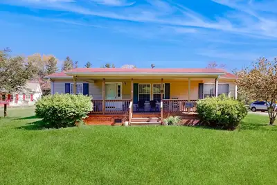 Image de Riverfront home with a large yard, fireplace, deck, & washer/dryer