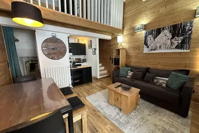 Image de 3ème étage, vue pistes de ski, balcon, cheminée ou poêle à bois, télévision, casier à ski, 40m²