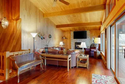 Image de Lakefront home on South Two Lakes with lake views, lake access, firepit, & dock