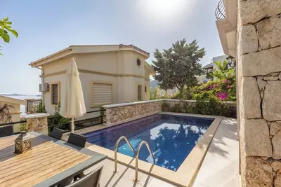 Image de Antalya'Da Havuzlu Ve MUHTEŞEM DENİZLİ VİLLA