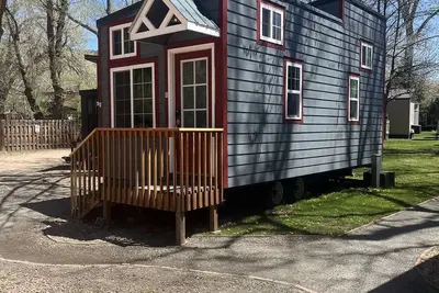 Image de Discover Tiny Living: Spacious Pinewood Tiny Home in the Heart of Lyons, Co