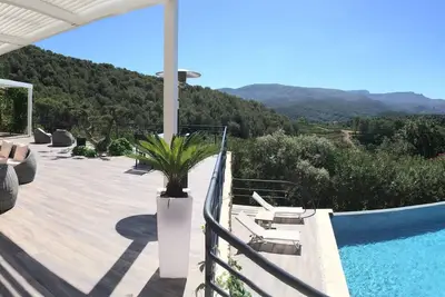 Image de Pleine pinède avec une vue sur la Ste Baume. \nProche Cassis et Aix en Provence