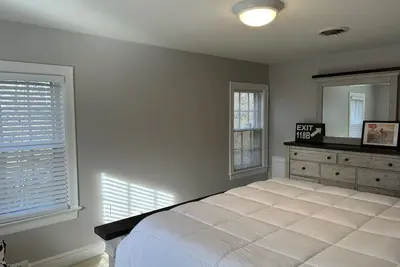 Image de Next to campus! Easily walk to downtown and other amenities.