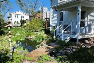 Image de Garden setting within walking distance of River, Local Shops, and Restaurants!