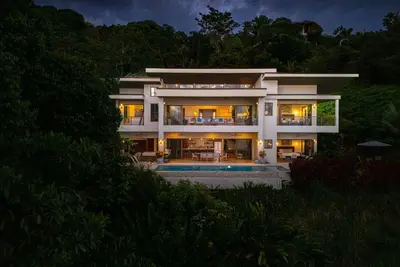 Image de Resol : Villa de luxe isolée avec vue sur l'océan dans la jungle
