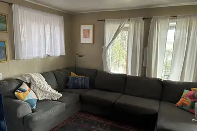 Image de Enjoy channel views from the hot tub. Minutes walk from downtown and waterfront.