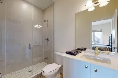 Image de Luxury family home in a quiet neighborhood near Wonderland and Toronto