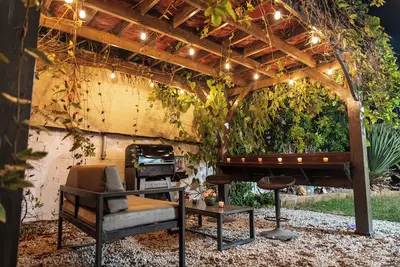 Image de Expansive Paradise with Private Jacuzzi and Tropical Patio