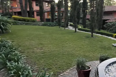 Tulipán Cabaña 100% de Lujo con Hermosos Jardines y Fuentes Iluminadas