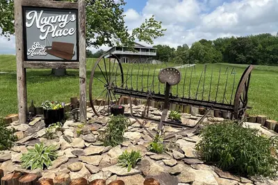 Image de Nanny's Place- Cozy Porchview Getaway B&B by Shawnee Hills Wine Trail and Parks