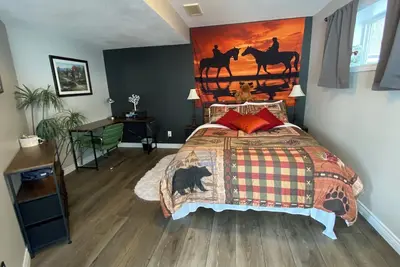 Image de Sunset Suite - private walkout, free breakfast, luxury airjet tub, dog friendly!