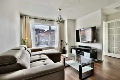 Image de Chic Condo Comfort: Your Ideal Brossard Retreat Awaits