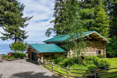 Image de Waterfront, secluded beach. Breathtaking views, Spacious Log Home. Pet friendly.