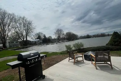 Image de New Romantic Lake House!