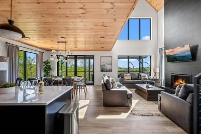 Image de Serenity Now - Brand New Property/View/Indoor Pool/Hot Tub/Movie Room/Game Room