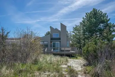 Image de Beautiful Delaware Bay beachfront home nestled in the sand dunes