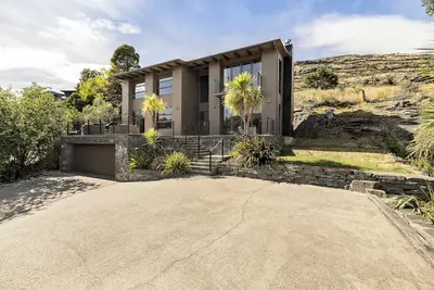 Image de Luxurious Lake View Escape - 3 Bedroom Home!