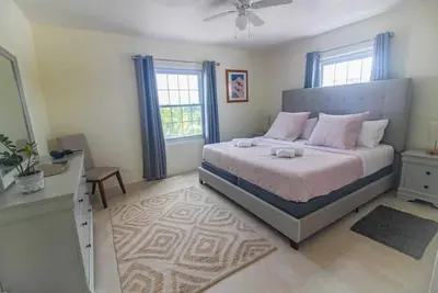 Image de Two bedroom apartment minutes from the beach