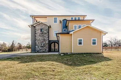 Image de Luxury 3-Story Escape • Private Pool • 8br Retreat