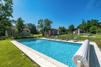 Image de 'Gîte La Grange' avec piscine partagée, terrasse privée et Wi-Fi