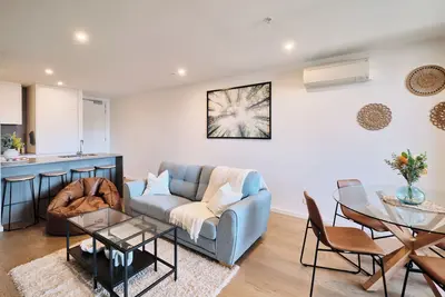 Image de Comfy + stylish apartment in the heart of St Kilda - Heated rooftop heated pool.