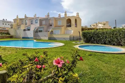 Image de Maison de vacances 'Casa Cláudia - Cond Atalaia' avec piscine partagée, terrasse privée et Wi-Fi