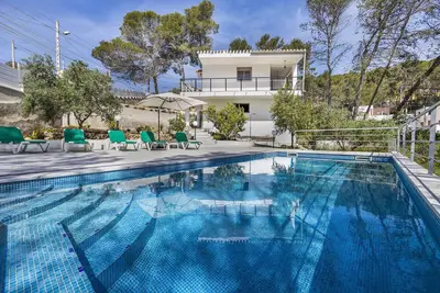 Image de Maison de vacances 'Quiet Villa In Nature Near Sitges' avec vue sur montagne, Wi-Fi et climatisation
