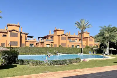 Image de Appartement 'Luxury 2-bed Apt In Benatalaya' avec vue sur les montagnes, Wi-Fi et climatisation