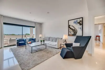 Image de Appartement 'Spacious 2-bed Apt Capanes Del Golf' avec vue sur montagne, Wi-Fi et climatisation