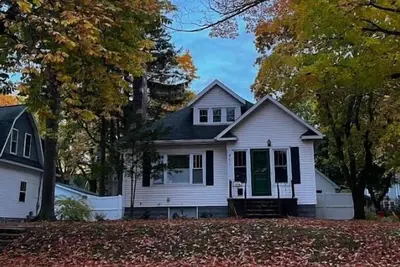 Image de Historical home walkable to town & the beach with private hot tub & beach gear