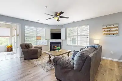 Image de Golf course front condo with pool access, fireplace, washer/dryer, & Ac