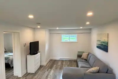 Image de Bright, New suite on quiet cul de sac  - 5 mins to golf course - kid friendly