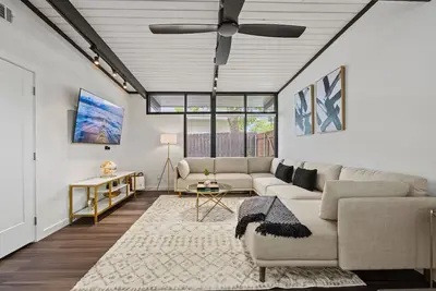 Image de Stylish Home near Love-Field Airport, King & Queen Beds with a Large Yard