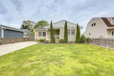 Image de Villas Hideaway w/ Deck, Walk to Bay Beach!