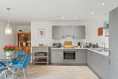 Modern Apartment, Private Parking, Central Taunton