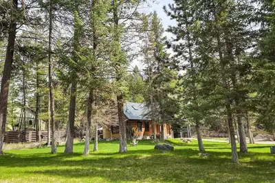 Image de Lakeside rustic cabin
