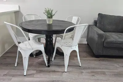 Image de Welcome to our cozy 4-bedroom retreat near downtown and the airport!