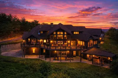 Image de The King Of The Mountain-Breathtaking Views, 6617 Sq. Ft. Theater Room, Pool!