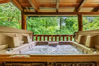 Image de 2br Resort Cabin w/Hot Tub + Fireplace + Privacy!