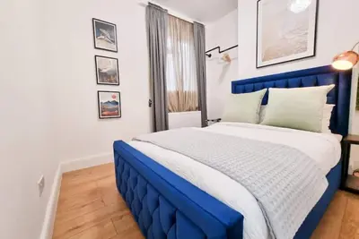 Image de cosy designer suite with a huge garden and private on-site parking in London!