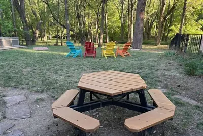 Image de Experience Luxury and Entertainment at Riverside Retreat