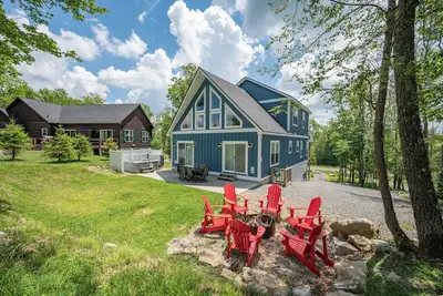 Image de Tranquil Retreat w/ Fireplace, Hot Tub & Fire Pit