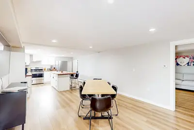 Image de Modern duplex with patio & great kitchen - near downtown, trails & parks