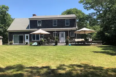 Image de Perfect Location for a Martha's Vineyard Vacation or Wedding. Pet Friendly!