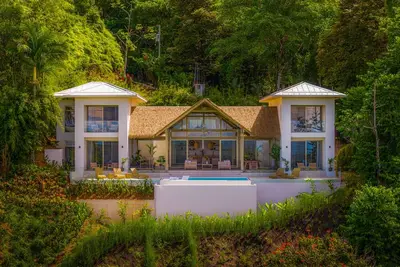Image de luxueuse villa de jungle avec vue sur l'océan