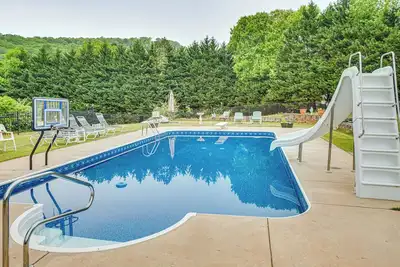 Image de Pet-Friendly Georgia Home w/ Pool Access!